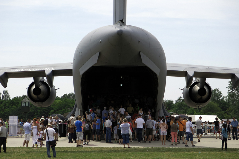 Illustration for article titled Una formación inusual: nueve enormes C-17 Globemaster en pleno vuelo